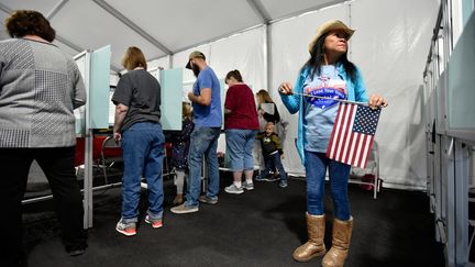 Des électeurs dans un bureau de vote de Las Vegas, dans le Nevada (Etats-Unis), le 6 novembre 2018. (DAVID BECKER / GETTY IMAGES / AFP)