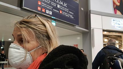 Des passagers du vol Wuhan-Paris CDG, jeudi 23 janvier, dernière liaison aérienne avant la mise en quarantaine de la ville,&nbsp;foyer de l'épidémie du coronavirus. (BENJAMIN  ILLY / FRANCEINFO / RADIO FRANCE)