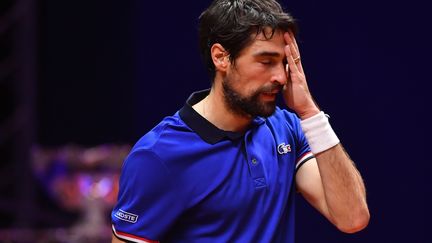 Le Français Jérémy Chardy&nbsp;lors de son match en finale de Coupe Davis contre Borna Coric, vendredi 23 novembre 2018, à Lille. (PHILIPPE HUGUEN / AFP)