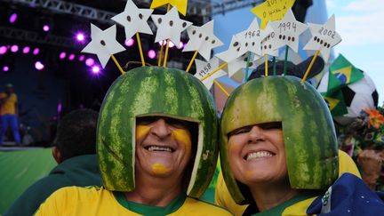 Ces Br&eacute;siliens participent &agrave; la f&ecirc;te des supporters, le 12 juin &agrave; Rio de Janeiro, avec des &eacute;toiles plein la past&egrave;que. (TASSO MARCELO / AFP)