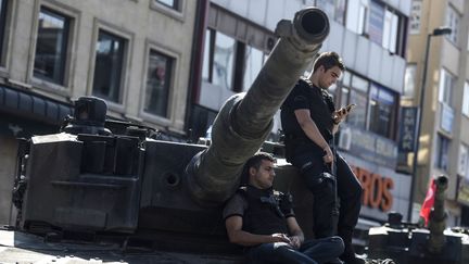 Des policiers sur un tank, à Istanbul (Tuquie), le 16 juillet 2016. (BULENT KILIC / AFP)