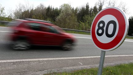 Une voiture passe devant un panneau de limitation de la vitesse à 80 km/h, le 21 avril 2019 à&nbsp;L'Isle-sur-le-Doubs. (LIONEL VADAM  / MAXPPP)