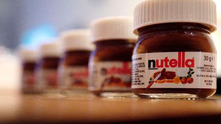 Des pots de Nutella miniatures, dans un restaurant, en Allemagne.&nbsp; (KAI PFAFFENBACH / REUTERS)