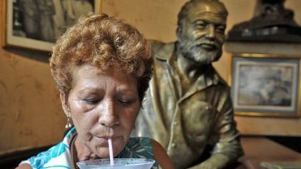 Ada Rosa Alfonsa, directrice du musée, devant un buste d'Hemingway dans un bar de la Havane, le 26 juin 2011. (AFP/Adalbarto Roque)