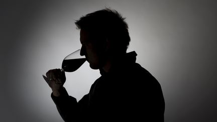 Vue d'un homme en train de boire un verre de vin rouge. (MICHAELA BEGSTEIGER / GETTY IMAGES)