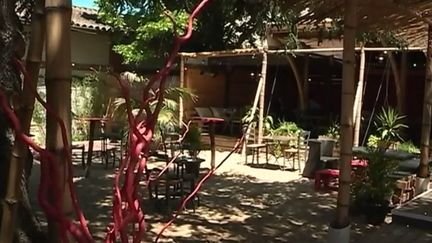 L'été est souvent synonyme de restaurants éphémères. À Toulouse (Haute-Garonne), ces installations se multiplient. Et si la ville est dépourvue de côte maritime, l'esprit plage est bien là. (FRANCE 3)