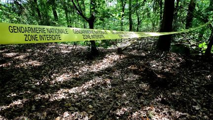 Un cordon de police sur le site des fouilles pour retrouver le corps Estelle Mouzin, le 16 juin 2021 dans le village d'Issancourt-et-Rumel&nbsp;(Ardennes). (FRANCOIS NASCIMBENI / AFP)