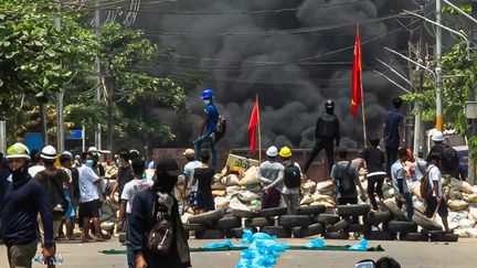 De la fumée s'élève&nbsp;de pneus brûlés lors des manifestations pro-démocratie le 27 mars 2021 à Rangoun en Birmanie. (STRINGER / ANADOLU AGENCY / AFP)