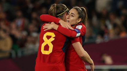 Mariona Caldentey et Olga Carmona lors de la finale de la Coupe du monde, à Sydney, le 20 août 2023. (STEVE CHRISTO / AFP)