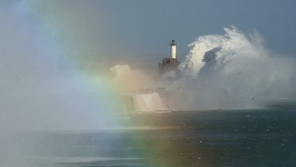 Apr&egrave;s une nuit de pluie battante, un magnifique soleil a illumin&eacute; les c&ocirc;tes, lundi apr&egrave;s-midi, offrant des images spectaculaires aux photographes, comme ici dans le port de Boulogne-sur-Mer, dans le Pas-de-Calais. (PHILIPPE HUGUEN / AFP)