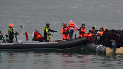 Des sauveteurs portent secours à des migrants embarqués sur un pneumatique pour tenter une traversée de la Manche, le 12 juillet 2024. (HANDOUT / PREFECTURE MARITIME)