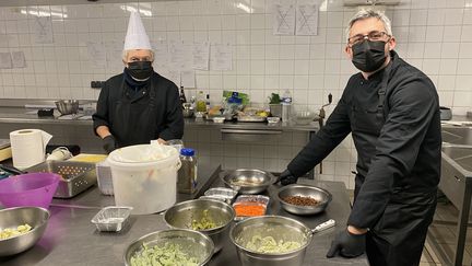 Les chefs Laurent Colas et le gérant Guillaume Bouberka, dans les laboratoires de BS Traiteur à Gennevilliers (Hauts-de-Seine), ont appris l'annulation d'une dizaine de contrats prévus cette fin d'année. (WILLIAM DE LESSEUX / RADIO FRANCE)