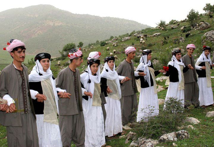 Des membres de la communauté yazidie, une minorité religieuse de la région du Kurdistan irakien, lors de la célébration de leur Nouvel an, le 18 avril 2006 près de Dohouk, à 430 km au nord-ouest de Bagdad, en Irak.  (SAFIN HAMED / AFP)