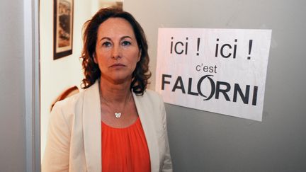 La candidate PS aux l&eacute;gislatives S&eacute;gol&egrave;ne Royal pose &agrave; c&ocirc;t&eacute; de l'affiche coll&eacute;e sur la porte de son domicile &agrave;&nbsp;La Rochelle (Charente-Maritime), le 15 juin 2012. (XAVIER LEOTY / AFP)