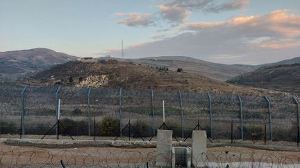 Grillage de barbelés à la frontière syrienne, à l’extrême nord d'Israël, sur le plateau du Golan annexé par les Israéliens. Novembre 2023. (AGATHE MAHUET / RADIOFRANCE)