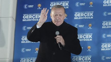 Le président turc, Recep Tayyip Erdogan, salue ses électeurs après les élections municipales à Ankara, le 1er avril 2024. (EMIN SANSAR / ANADOLU / AFP)