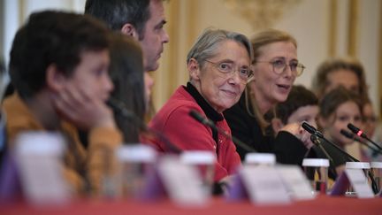 Elisabeth Borne lors du Conseil des ministres des enfants à l'Hôtel Matignon à Paris, le 21 novembre 2022. (JULIEN DE ROSA / AFP)