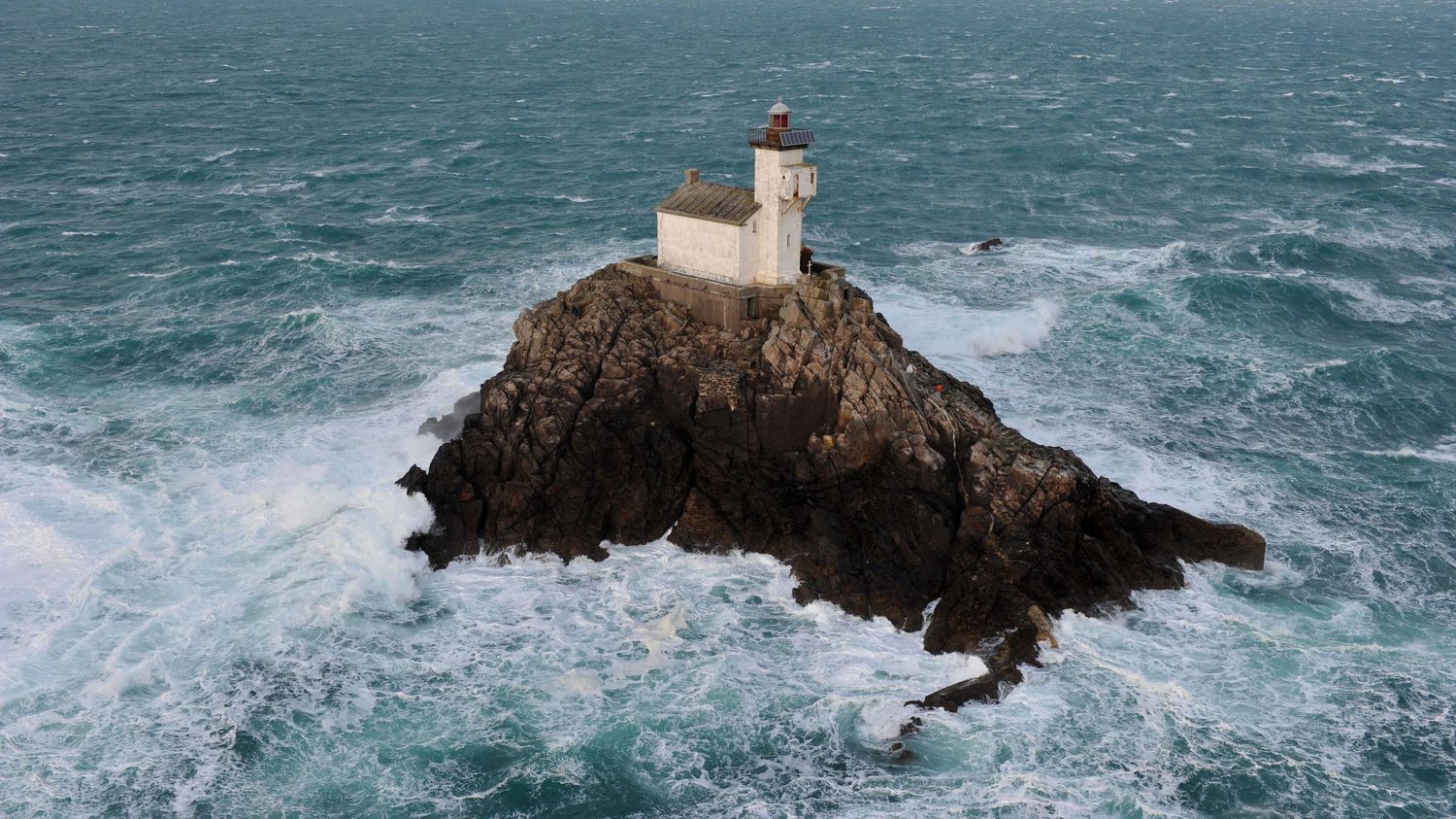 Connaissez-vous ce sublime phare pittoresque relié à la terre par un pont  et qui fait office de sentinelle des océans ? – Paris ZigZag