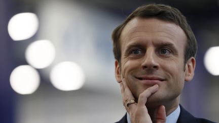 Emmanuel Macron sourit lors d'une visite de l'entreprise Krys à Bazainville, près de Paris, le 18 avril 2017. (THOMAS SAMSON / POOL)