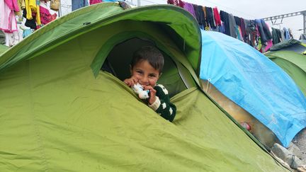 Un enfant dans une tente dans le camp d'Idomeni (Grèce), le 16 mars 2016. (LOUIS SAN / FRANCETV INFO)