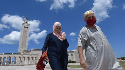 Un couple de Tunisiens portant des masques à la sortie de la prière du vendredi, le 5 juin 2020 à Carthage. (FETHI BELAID / AFP)