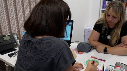 Déserts médicaux : rencontre avec Victorine, une infirmière qui allège la charge de travail des médecins dans une ville de Picardie