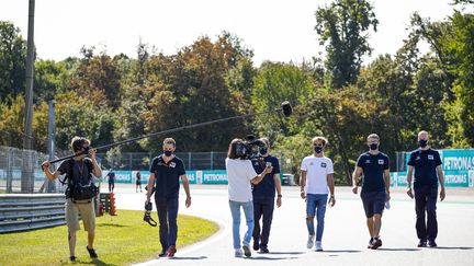 Pierre Gasly (haut blanc) filmé avec ses ingénieurs par les équipes de Netflix sur le circuit de Monza, le 3 septembre 2020, trois jours avant sa première victoire en Formule 1. (FLORENT GOODEN / DPPI MEDIA)