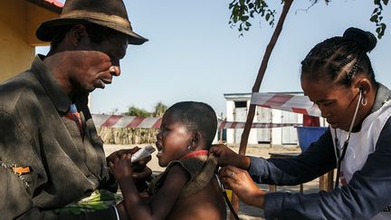 Satinompeo, une petite fille sévèrement malnutrie de cinq ans, ne pèse que 11 kilos.&nbsp; &nbsp; (RIJASOLO/AFP)