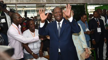 Le pr&eacute;sident ivoirien Alassane Ouattara vote, le 25 octobre 2015, &agrave; Abidjan (C&ocirc;te d'Ivoire). (SIA KAMBOU / AFP)