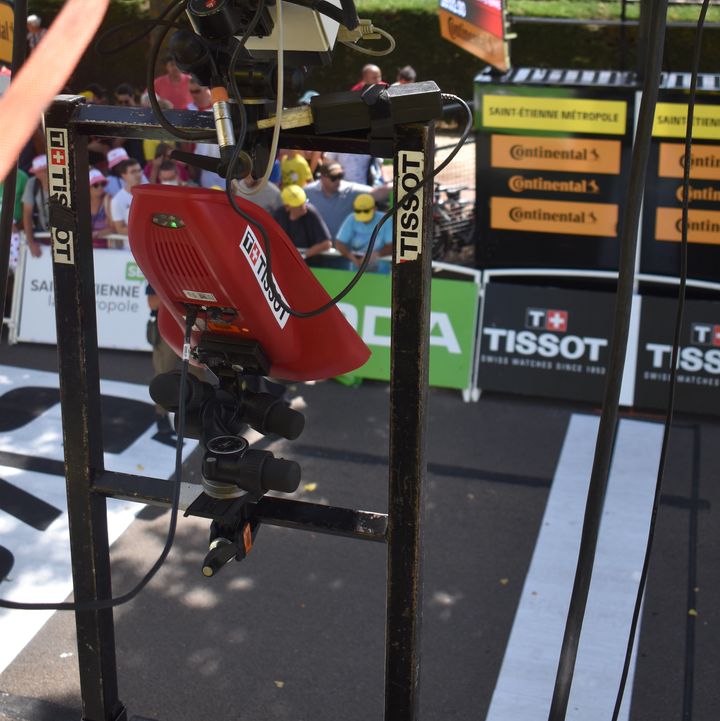 Plusieurs caméras sont placées sur la ligne d'arrivée des étapes du Tour de France, comme ici le 15 juillet 2022.&nbsp; (HORTENSE LEBLANC / FRANCEINFO:SPORT)