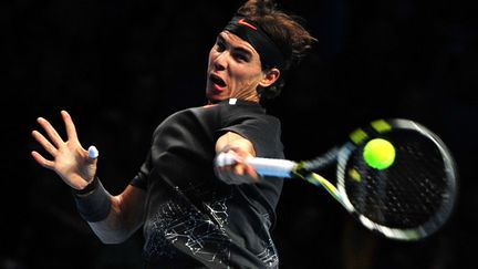 L'Espagnol Rafael Nadal face &agrave; l'Am&eacute;ricain Mardy Fish au tournoi de tennis de Londres (Royaume-Uni), le 20 novembre 2011. (DANIEL SORABJI / AFP)