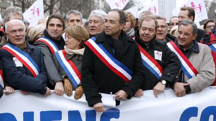 Le pr&eacute;sident de l'UMP Jean-Fran&ccedil;ois Cop&eacute; (au centre), entour&eacute; de d&eacute;put&eacute;s du parti, lors d'une manifestation contre le mariage homo, le 13 janvier 2013 &agrave; Paris. (FRANCOIS GUILLOT / AFP)