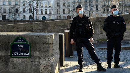 Des policiers bloquent l'accès aux quais de Seine le 6 mars 2021 à Paris, dans le cadre des mesures de lutte contre l'épidémie de Covid-19. (BERTRAND GUAY / AFP)