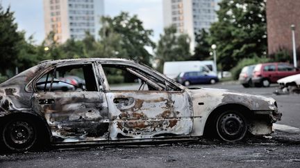 Une voiture incendi&eacute;e apr&egrave;s une nuit d'&eacute;meutes &agrave; Amiens (Somme), le 15 ao&ucirc;t 2012. (PHILIPPE HUGUEN / AFP)