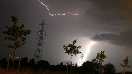 La foudre tombe sur une ligne électrique à Toulouse, le 27 juillet 2006. (LIONEL BONAVENTURE / AFP)