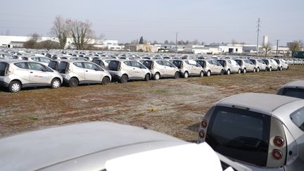 Des centaines d'Autolib' hors d'usage sur un terrain vague de Romorantin-Lanthenay (Loir-et-Cher), le 10 mars 2021. (PIERRE-LOUIS CARON / FRANCEINFO)