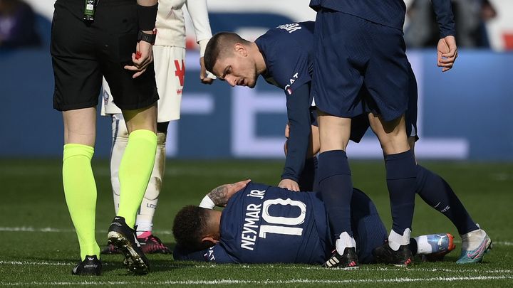 Neymar reste au sol après un choc à la cheville contre Lille, le 19 février 2023, qui restera son dernier match avec le PSG. (FRANCK FIFE / AFP)