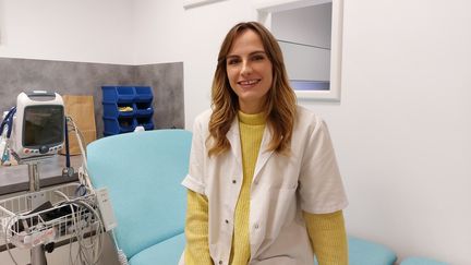 Anaïs Werestchack, médecin généraliste, s'est donnée pour mission de faire un "tour de France des déserts médicaux". (SOLENNE LE HEN / RADIO FRANCE)