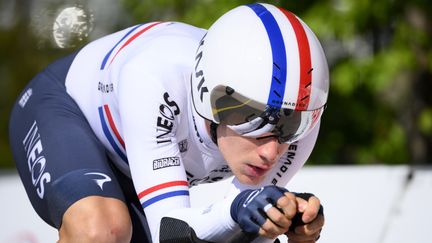 Le champion de Grande-Bretagne de la formation Ineos-Grenadiers file vers la victoire lors du prologue du Tour de Romandie, mardi 26 avril 2022, à Lausanne. (LAURENT GILLIERON / KEYSTONE / MAXPPP)