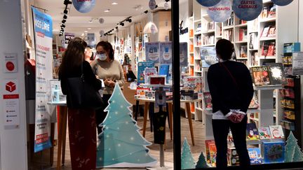 Une boutique&nbsp;à Marseille&nbsp;préparant sa réouverture, le 27 novembre 2020. (GEORGES ROBERT / MAXPPP)