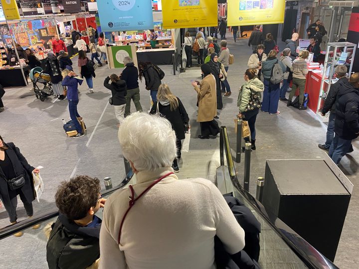 Des visiteurs dans le hall d'accueil du Salon du livre jeunesse de Montreuil, à Montreuil, le lundi 2 décembre 2024, lors de sa dernière journée. (FG / FRANCEINFO)