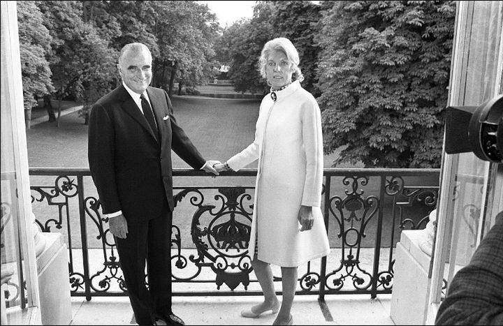 Le président Georges Pompidou pose avec son épouse Claude sur le balcon devant le jardin de l'Elysée, le 20 juin 1969, au premier jour de son entrée à l'Elysée après son élection.
 (STF / AFP)