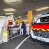 Un malade du Covid-19 sur un brancard est installé dans une tente de triage des patients devant le CHU de Fort-de-France, en Martinique, le 30 juillet 2021. (LIONEL CHAMOISEAU / AFP)