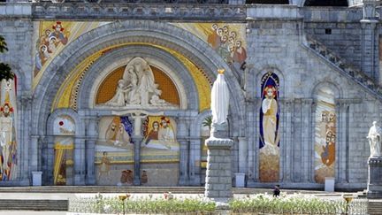 Les sanctuaires de Lourdes désertés pour laisser les experts chercher d'éventuelles bombes (15/08/2010) (AFP / Pascal Pavani)