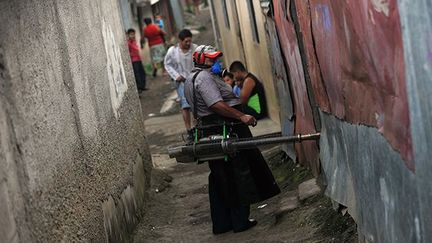 Un employé du ministère de la Santé décontamine l'intérieur des maisons.
 
Le Costa Rica reconnaît 5.601 cas de dengue depuis le début de l’année, dont trois mortels. ( AFP PHOTO/Hector RETAMAL)