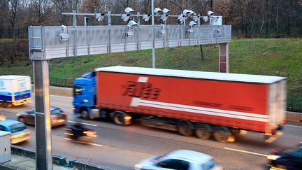 Un portique &eacute;cotaxe sur le p&eacute;riph&eacute;rique parisien, en janvier 2014.&nbsp; (MAXPPP)