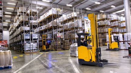 Un cariste sur son chariot élévateur dans un&nbsp;entrepot logistique d'un groupe de la grande distribution. (GUILLAUME BONNEFONT / MAXPPP)