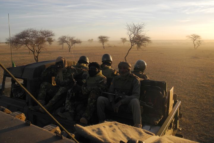 Des soldats des forces armées maliennes lors d'une patrouille à la frontière du Niger le 2 novembre 2017.
 (DAPHNE BENOIT / AFP)