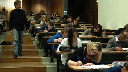 Des étudiants lors d'un examen à la faculté de droit, à Limoges (Haute-Vienne), le 3 mai 2010. (MAXPPP)