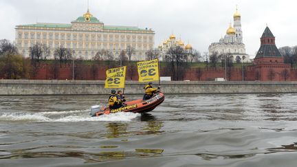 Des activistes de Greenpeace brandissent un drapeau pour libérer 30 de leurs membres emprisonnés à Moscou, le 6 novembre 2013. (VASILY MAXIMOV / AFP)